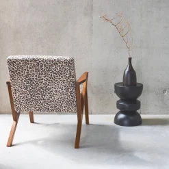 Skandinavischer Sessel aus Hevea-Holz mit Leopardenmuster
