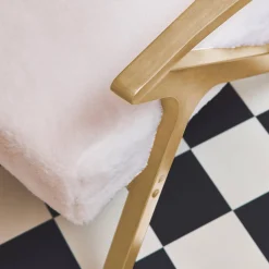Skandinavischer Sessel aus Hevea-Holz und Bezug mit Kunstpelz-Look