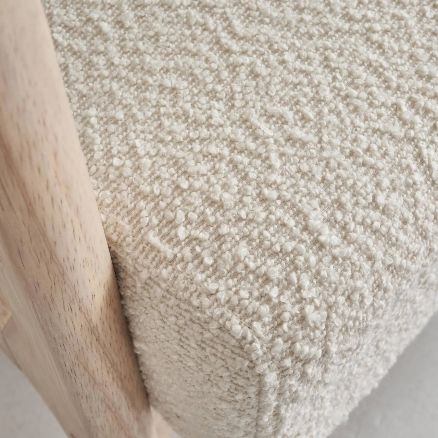 Skandinavischer Sessel aus Holz mit strukturiertem Bouclé-Bezug