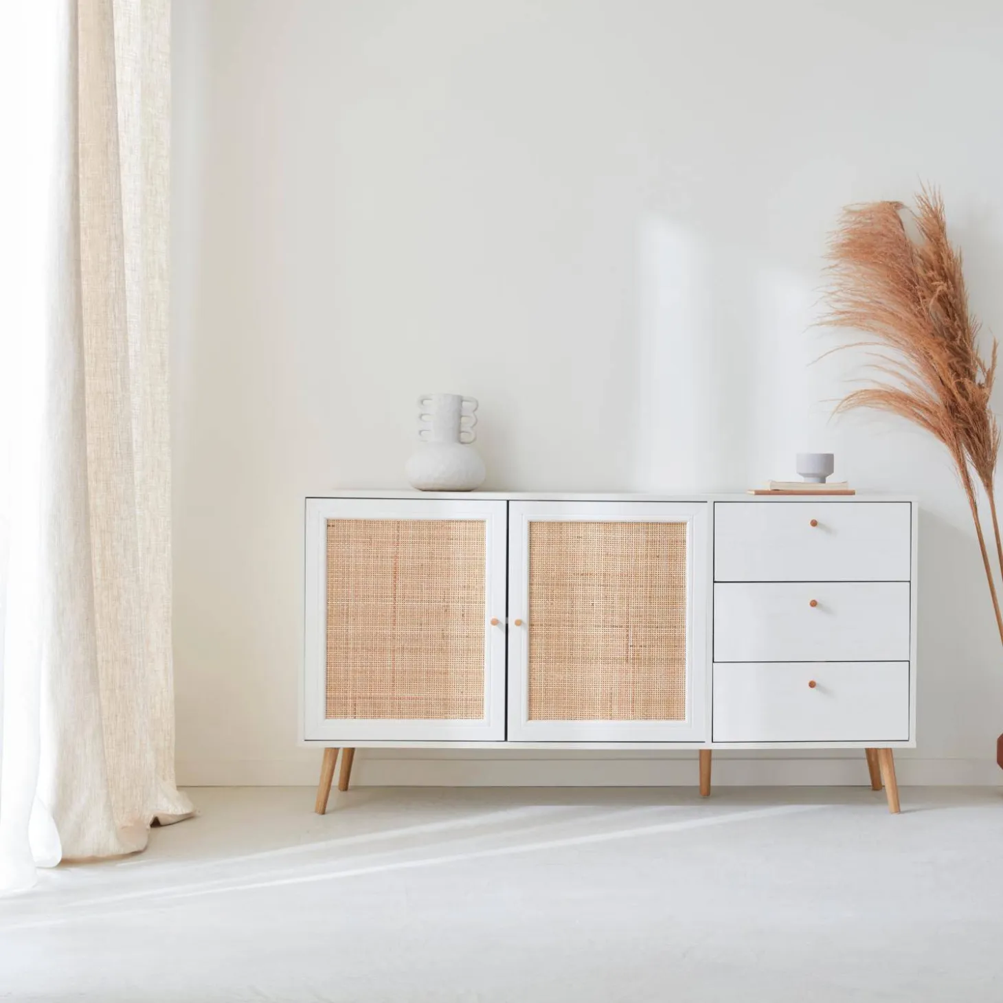 Skandinavisches Sideboard, Holzeffekt mit Rattangeflecht, 2 Türen, 150 cm