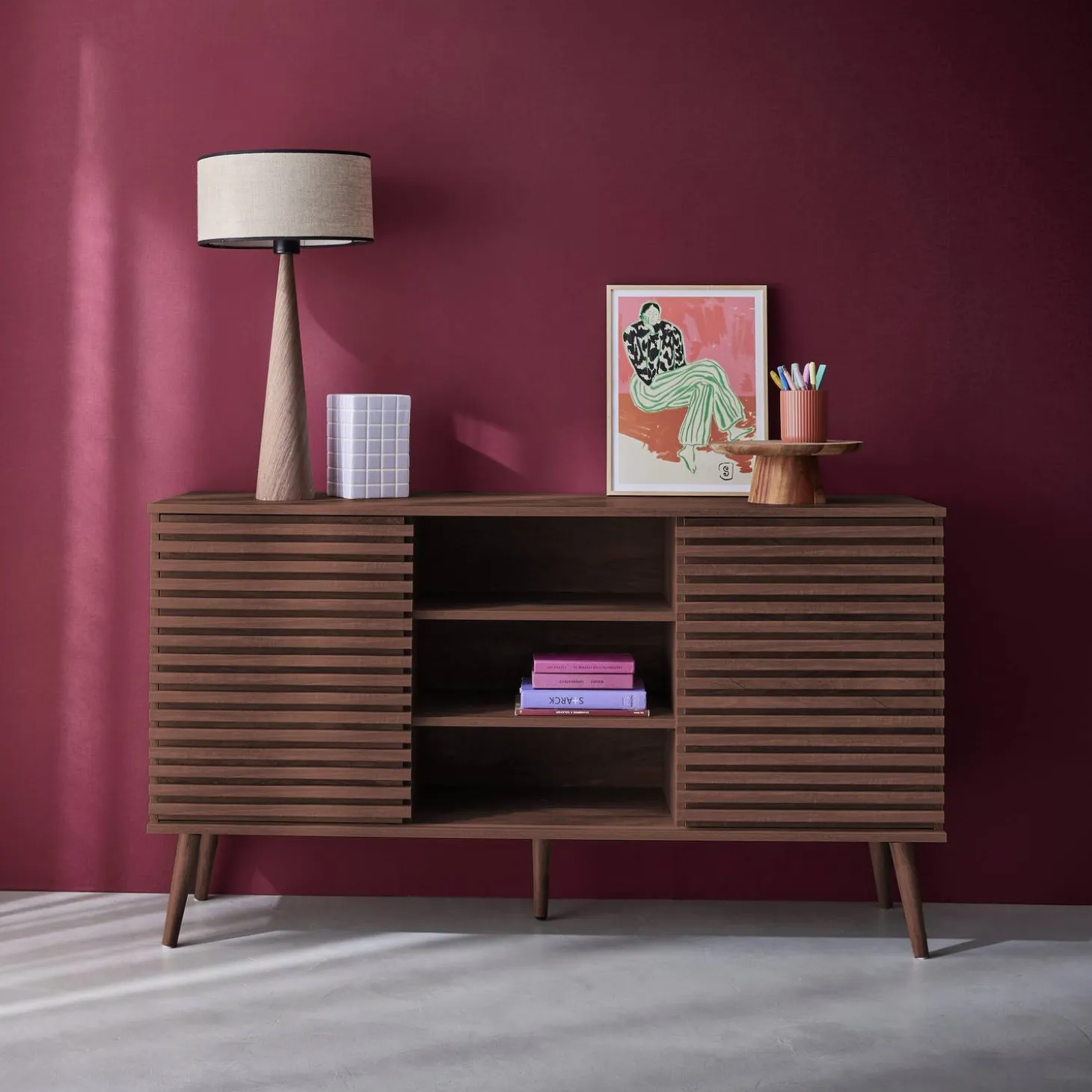 Skandinavisches Sideboard in Holzdekor mit 2 geriffelten Schiebetüren B 140 cm