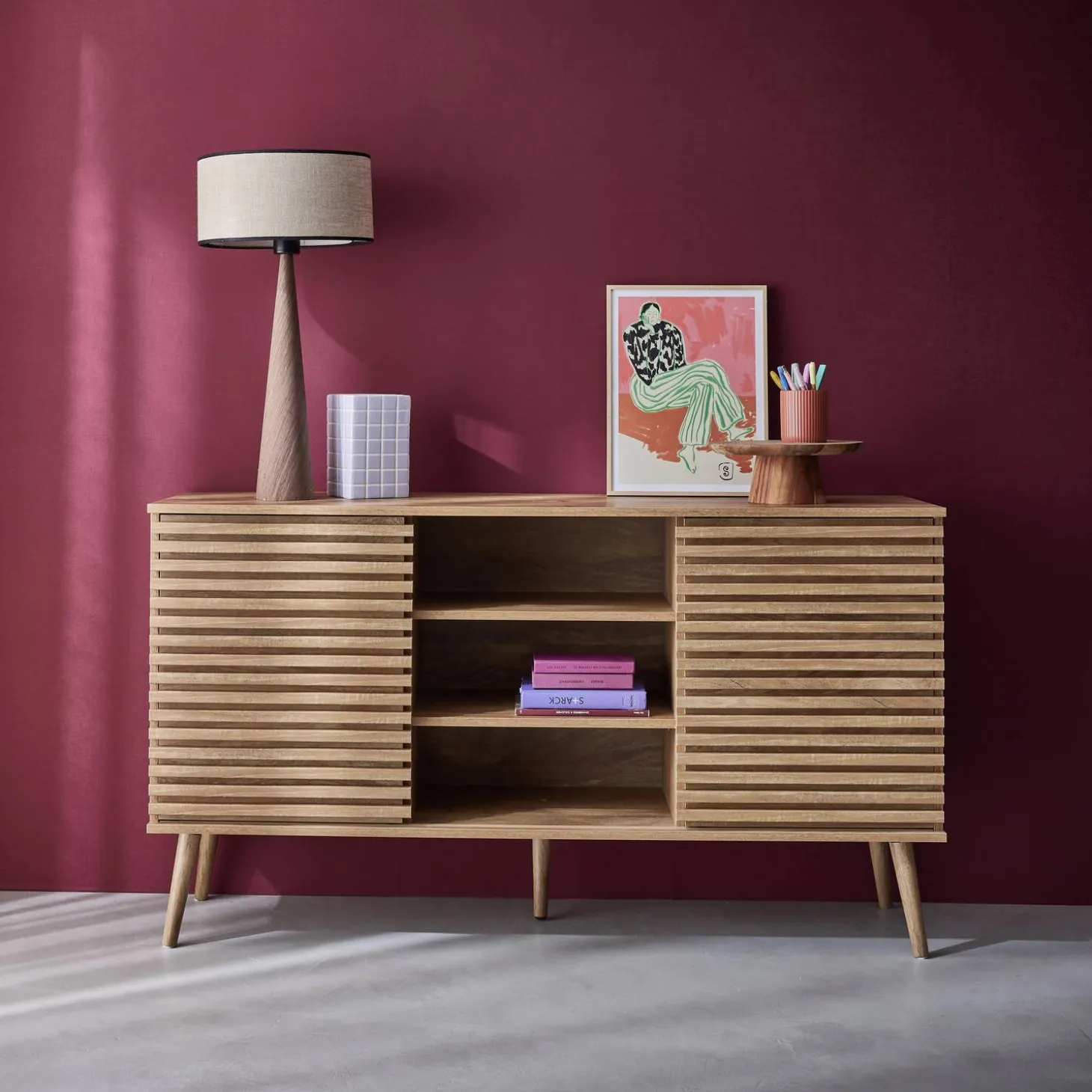 Skandinavisches Sideboard in Holzdekor mit 2 geriffelten Schiebetüren B 140 cm