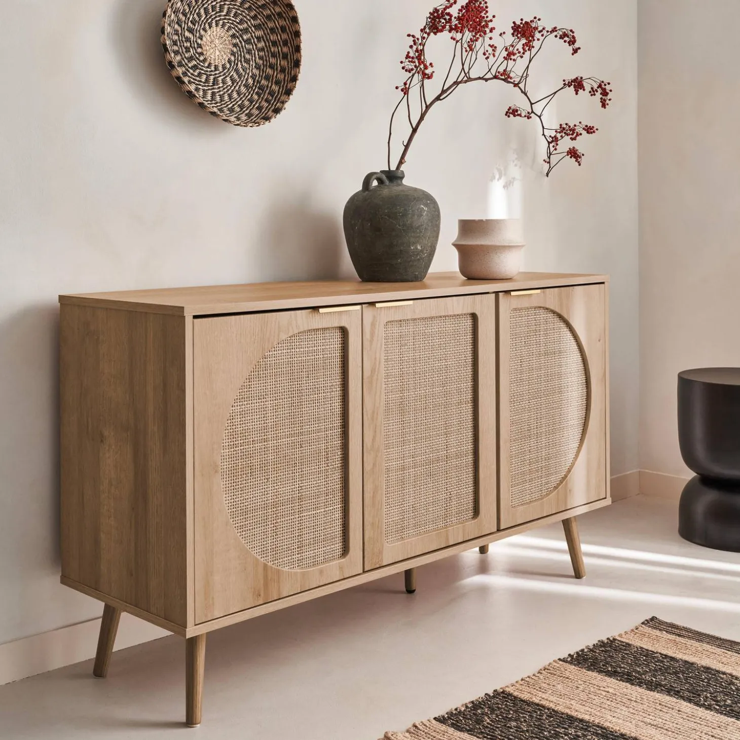 Skandinavisches Sideboard mit Holzdekor und abgerundetem Rattan-Geflecht 3 Türen B 120 cm