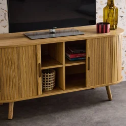Skandinavisches TV-Möbel mit 2 Schiebetüren in geriffeltem Holzlook, 120 cm