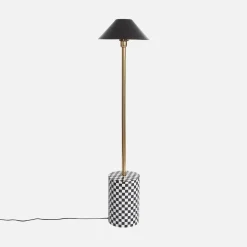 Stehlampe aus Metall mit Schachbrettmuster