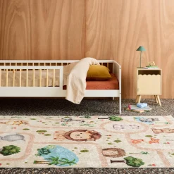 Weißer Kinderteppich mit Tiermotiven