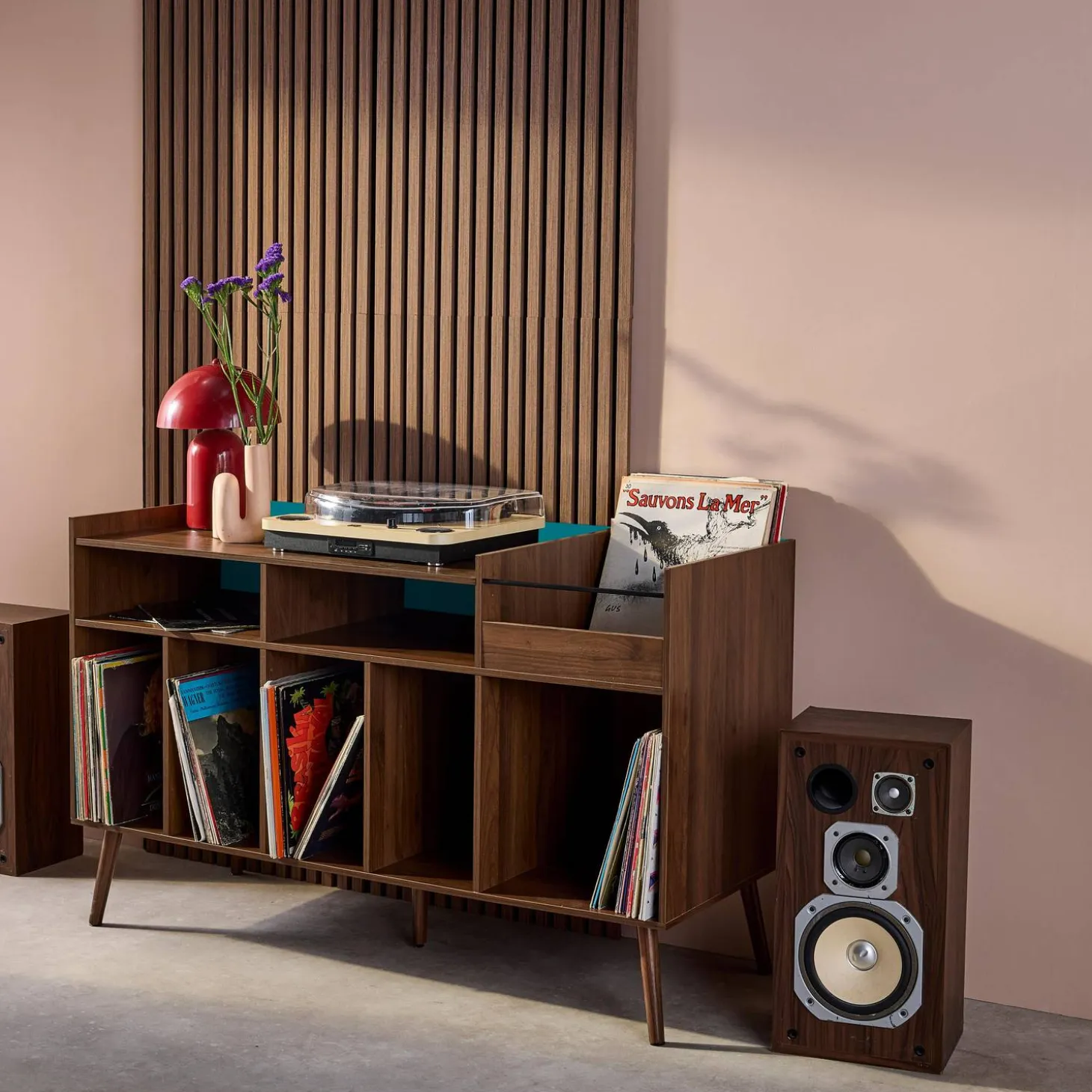 Zweifarbiger Vintage XL Schallplattenschrank mit Holzdekor und farbigem Hintergrund 130cm